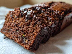 Kawałki brownie z cukinii, ukazujące wilgotną teksturę i kawałki cukinii. Pyszny deser!