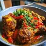 Zdjęcie zbliżenie Kurczak curry z mlekiem kokosowym w misce, udekorowane czerwoną papryką i natką pietruszki.