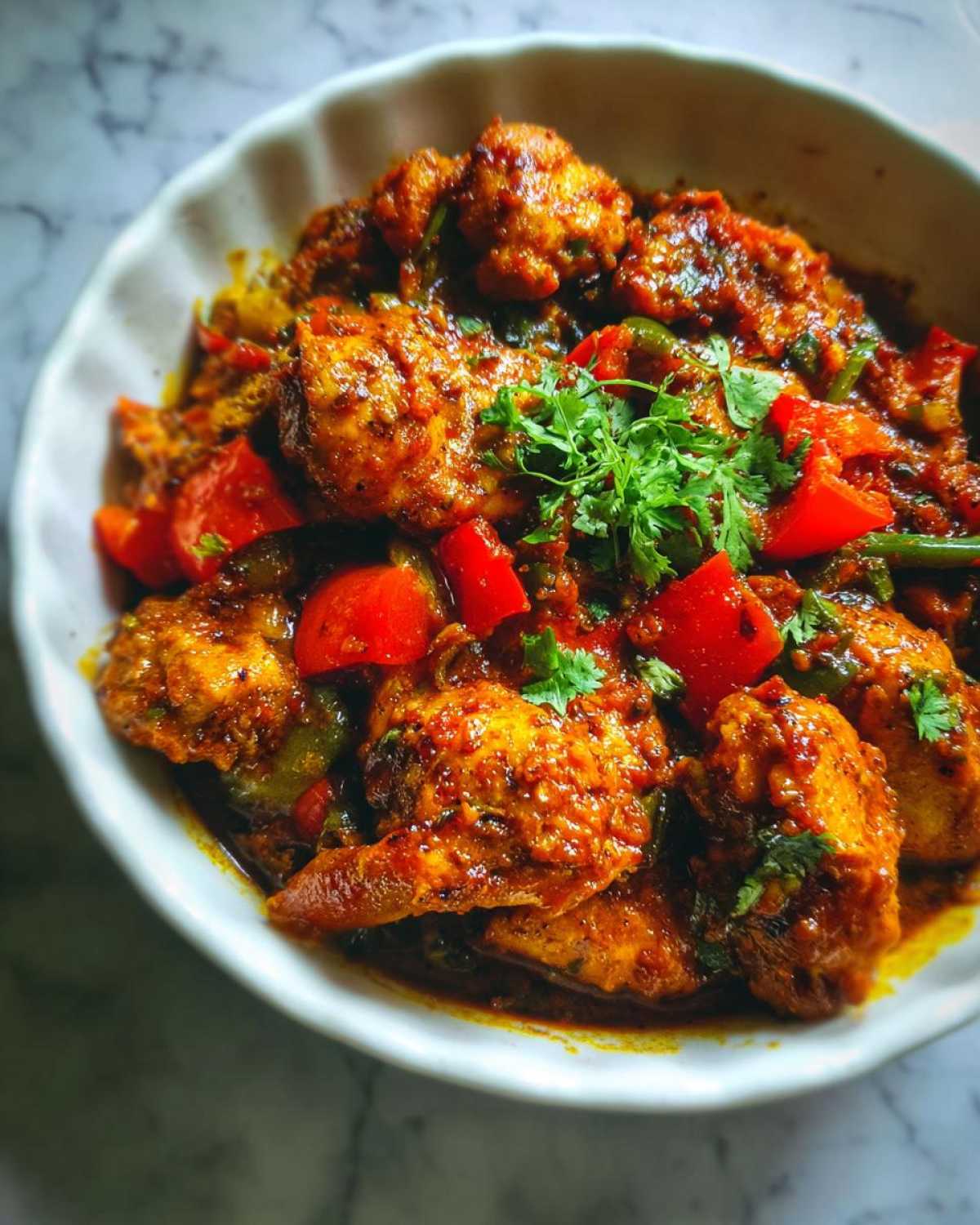 Zdjęcie z bliska Kurczak curry z mlekiem kokosowym, z kurczakiem, papryką i kolendrą.