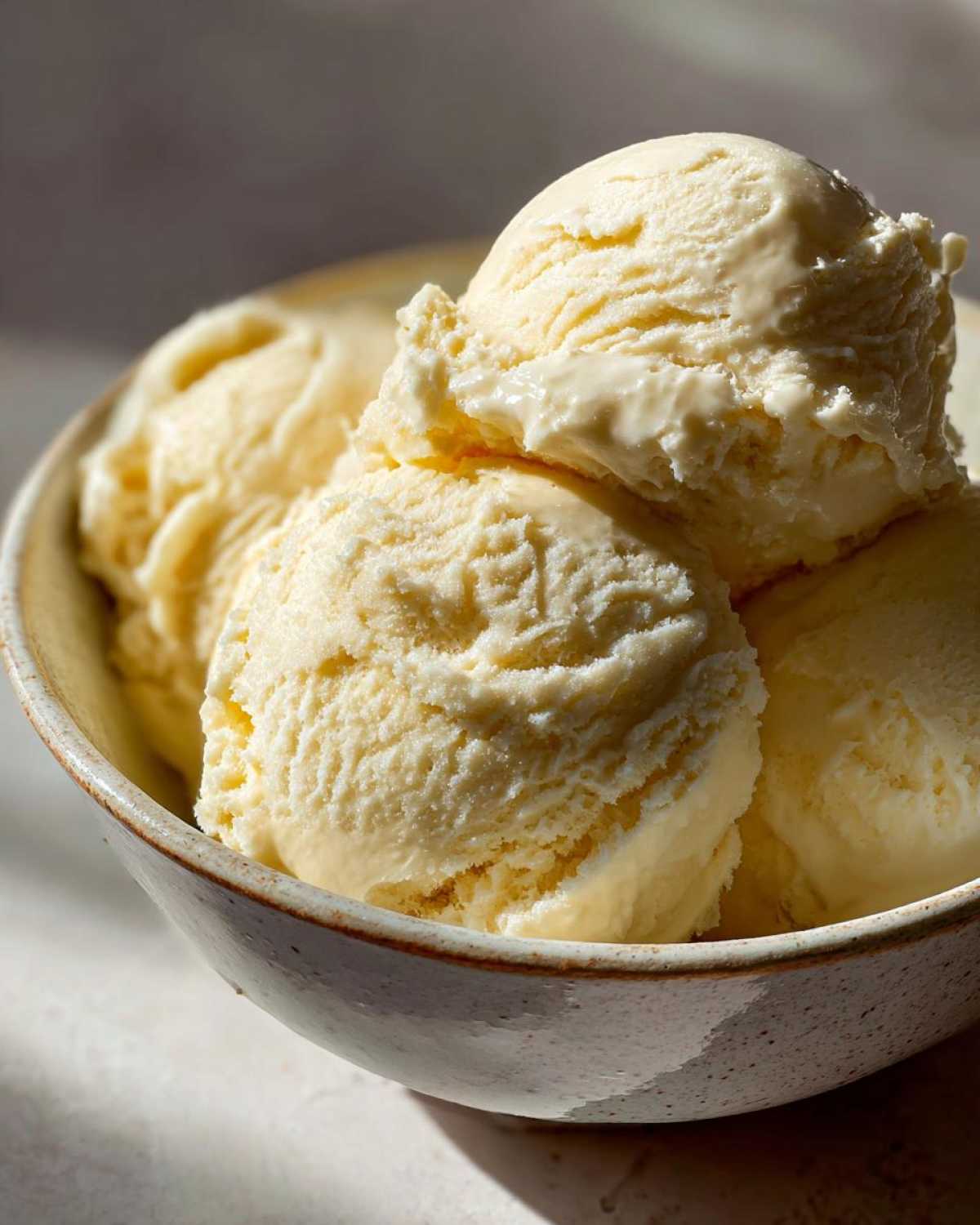 Kremowe lody bananowe fit w miseczce. Idealny deser na ciepłe dni.