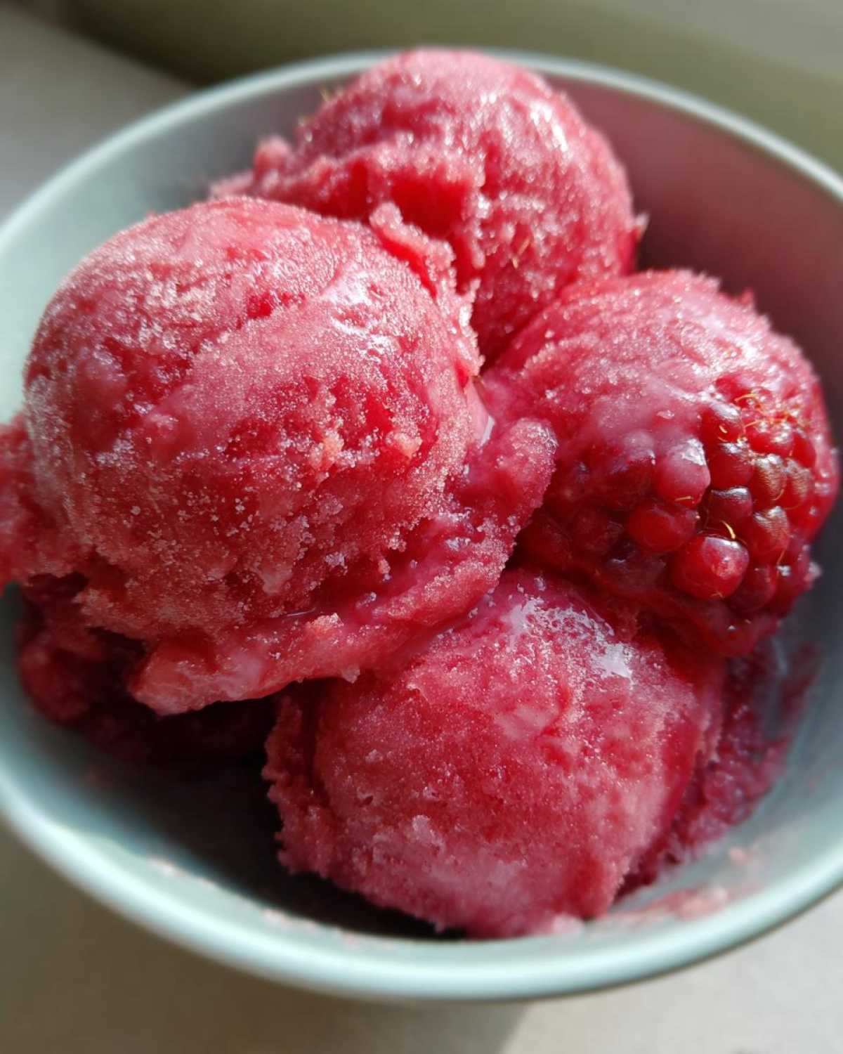 Domowe lody malinowe bez maszyny w miseczce. Deser malinowy.