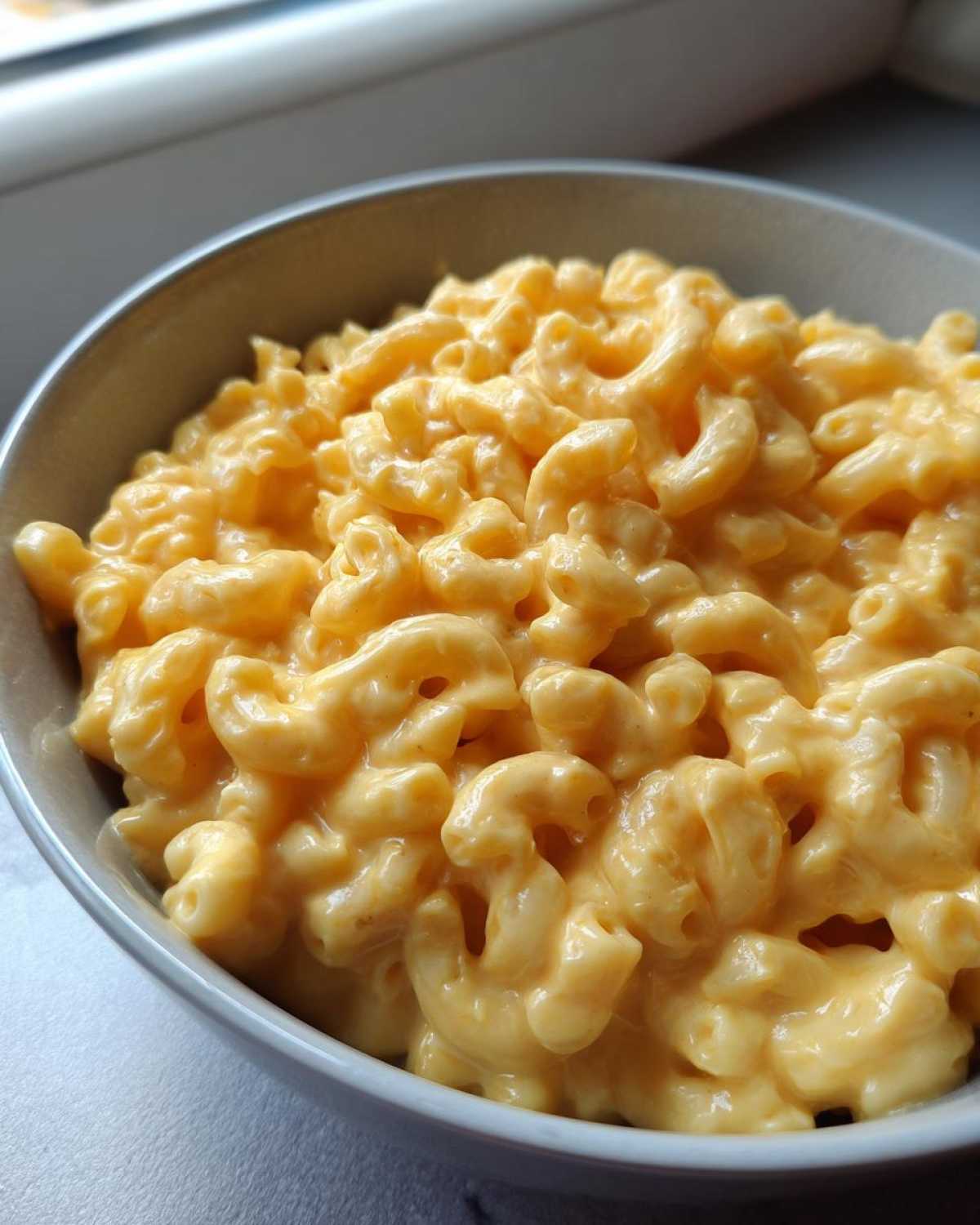 Zdjęcie z bliska miski z kremowym makaronem z serem, gotowe do zjedzenia. Makaron z serem.