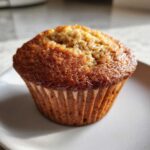 Zdjęcie z bliska muffiny bananowe w papilotce na białym talerzu. Idealne muffiny bananowe.