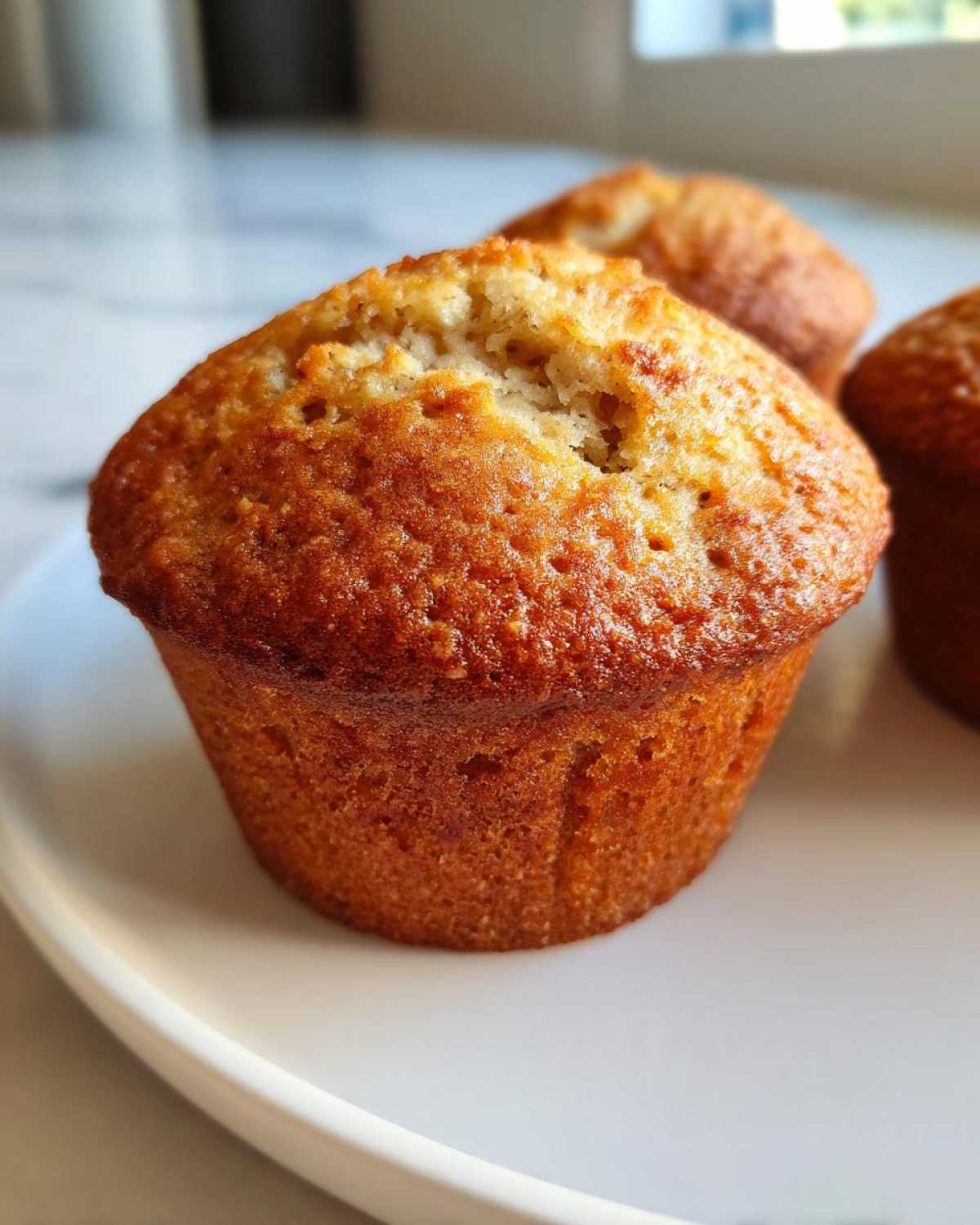 Zbliżenie na muffiny bananowe na białym talerzu. Idealne muffiny bananowe.