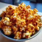 Zdjęcie z bliska popcornu karmelowego w misce, oblany słodkim karmelem.