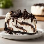 Apetyczny kawałek Sernika Oreo z polewą czekoladową i kawałkami ciasteczek Oreo.