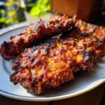 Apetyczny, soczysty kotlet schabowy na talerzu, gotowy do spożycia.