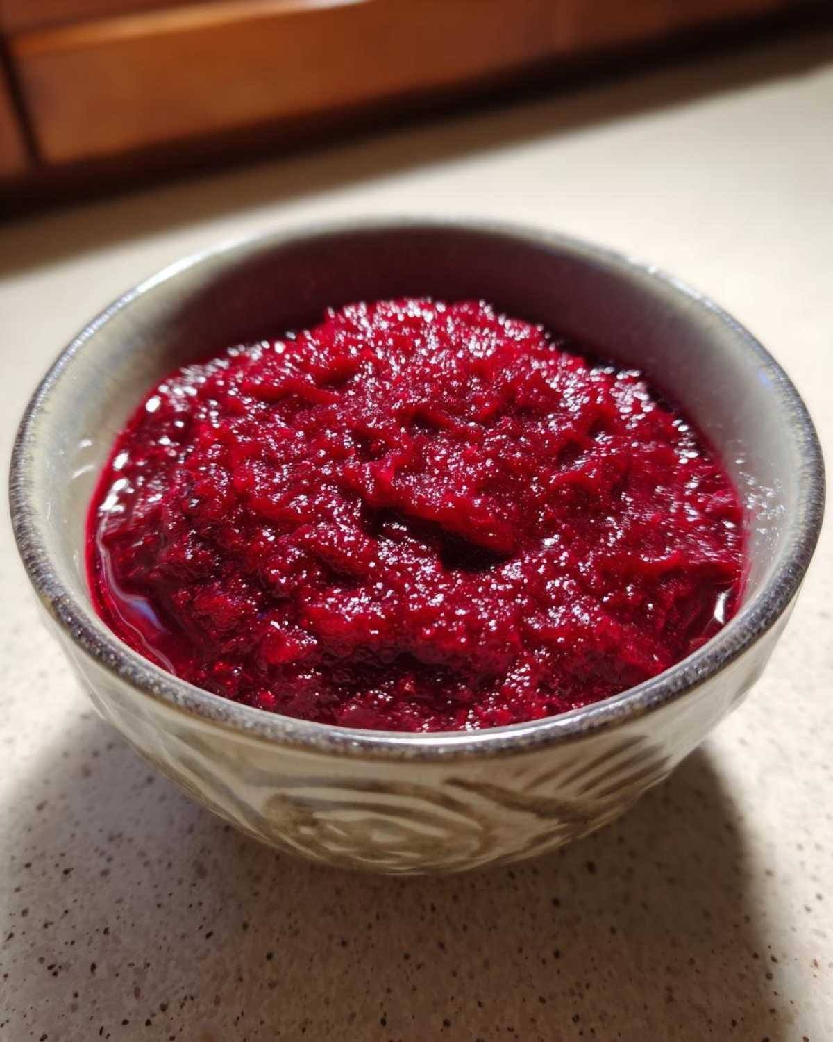 Zbliżenie na miseczkę z purpurowymi buraczkami zasmażanymi, gotowymi do podania.