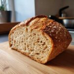 Przekrój domowego chleba żytniego na zakwasie z widocznym miękiszem i chrupiącą skórką.