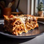 Pyszna, klasyczna porcja lasagne z mięsem mielonym i ciągnącym się serem.