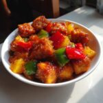 Tofu w sosie słodko-kwaśnym z kawałkami ananasa, papryki czerwonej i zielonej.