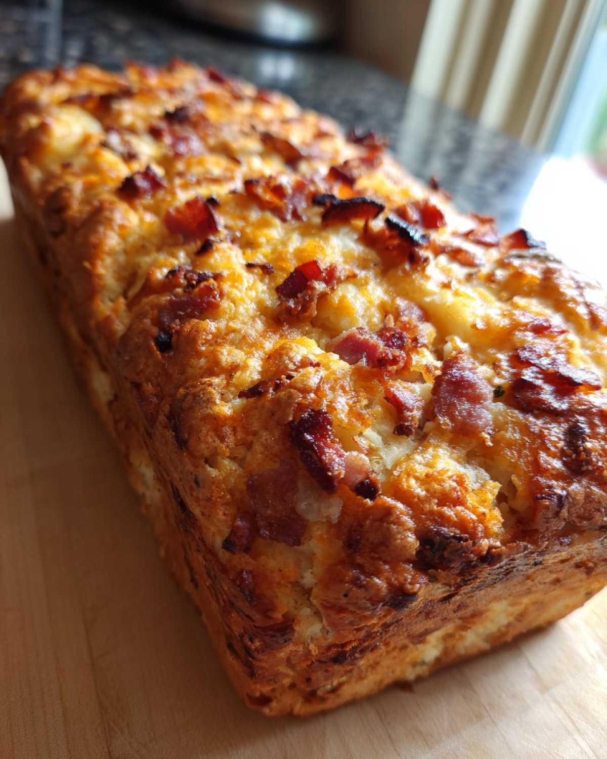 Babka ziemniaczana z chrupiącym boczkiem na wierzchu, zapieczona na złoty kolor.