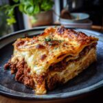 Kawałek pysznej Lasagne klasycznej z warstwami makaronu, sosu mięsnego i sera.