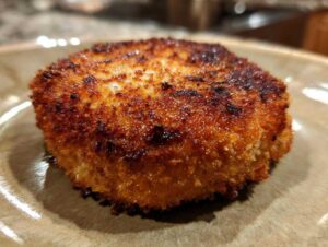 Złocisty i chrupiący schabowy z boczniaka na talerzu, gotowy do podania.