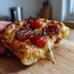 Pizzerinki z ciasta francuskiego z pomidorkami koktajlowymi i ciągnącym się serem.