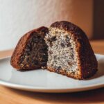 Przekrojone na pół ciasto makowiec – makówki – z widocznym bogatym nadzieniem z maku i rodzynek.