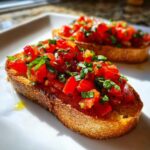 Zbliżenie na chrupiące pieczywo z obfitym toppingiem z pomidorów i bazylii – idealne Bruschetta z pomidorami.