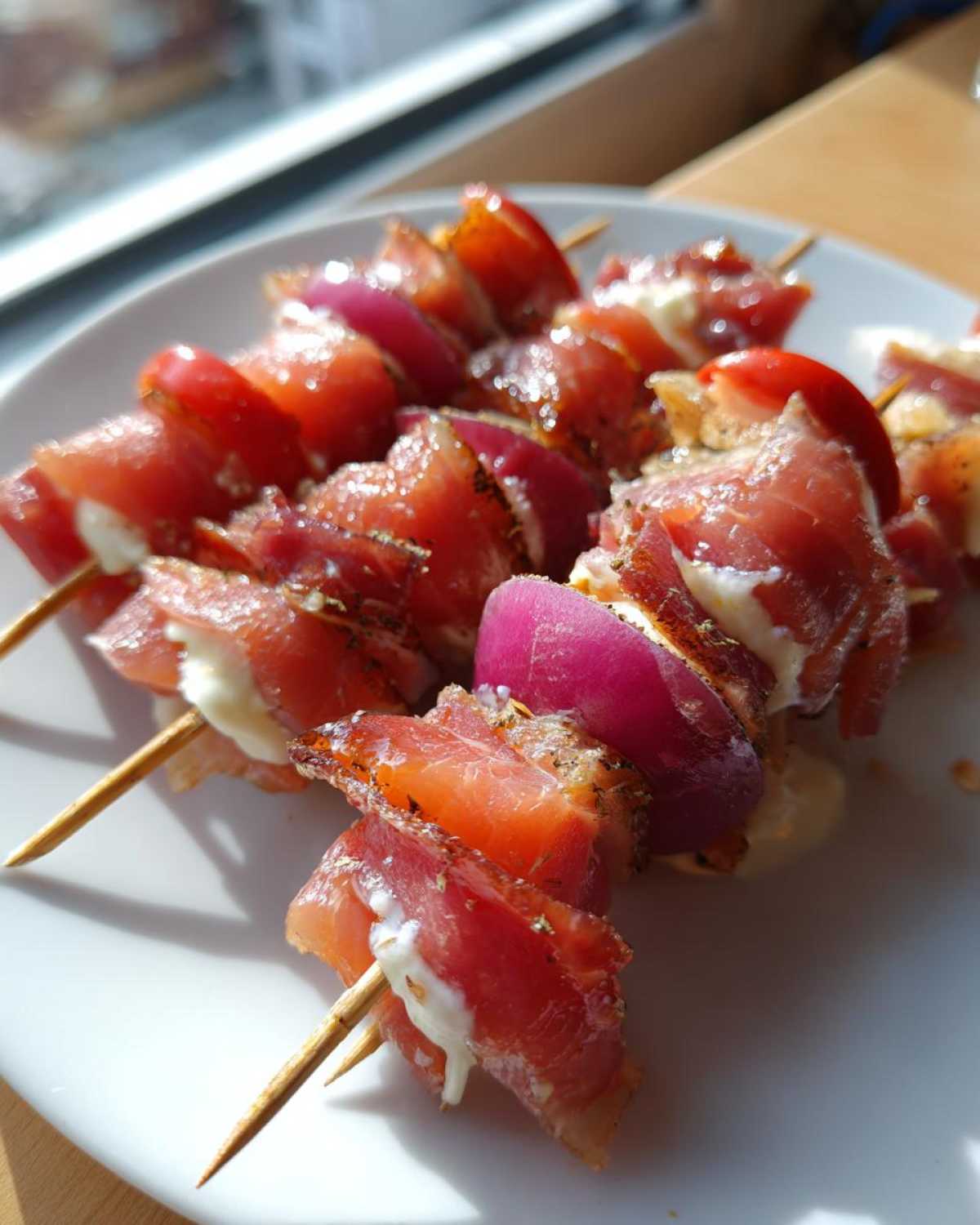 Szynka parmeńska owinięta wokół mozzarelli i kawałków czerwonej cebuli/pomidora na patyczkach, idealne przekąski na ostatki.