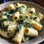 Kremowy makaron ze szpinakiem i serem feta - Tasty
