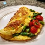 Puszysty omlet z zielonymi szparagami i pomidorkami - Tasty
