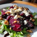 Zbliżenie na Wykwintna sałatka z pieczonych buraków, rukoli, sera feta i orzechów włoskich polana sosem balsamicznym.