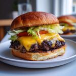 Zbliżenie na soczystego cheeseburgera, idealne hamburgery wołowe domowe z roztopionym serem.