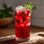 Szklanka Lemoniada truskawkowa z miętą z kruszonym lodem i listkami mięty.